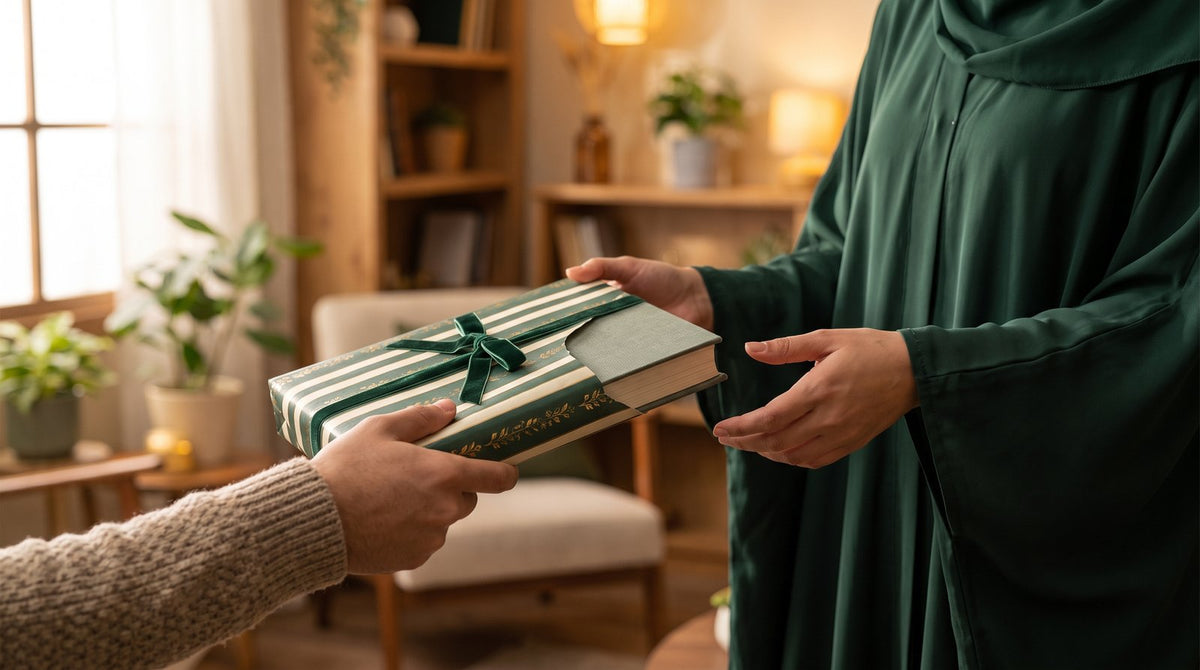 Coran à tracer offert en cadeau, emballé dans un papier vert, blanc et doré, à une personne en abaya